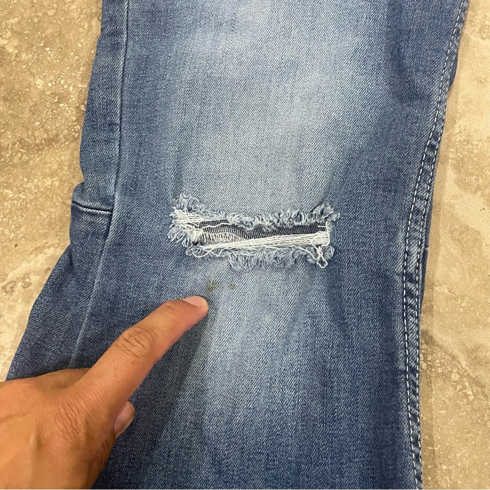 SHYANNE WOMEN'S DESTRUCTED KNEE SUPER FLARE‎ LEG JEANS SZ 30 - Picture 4 of 13